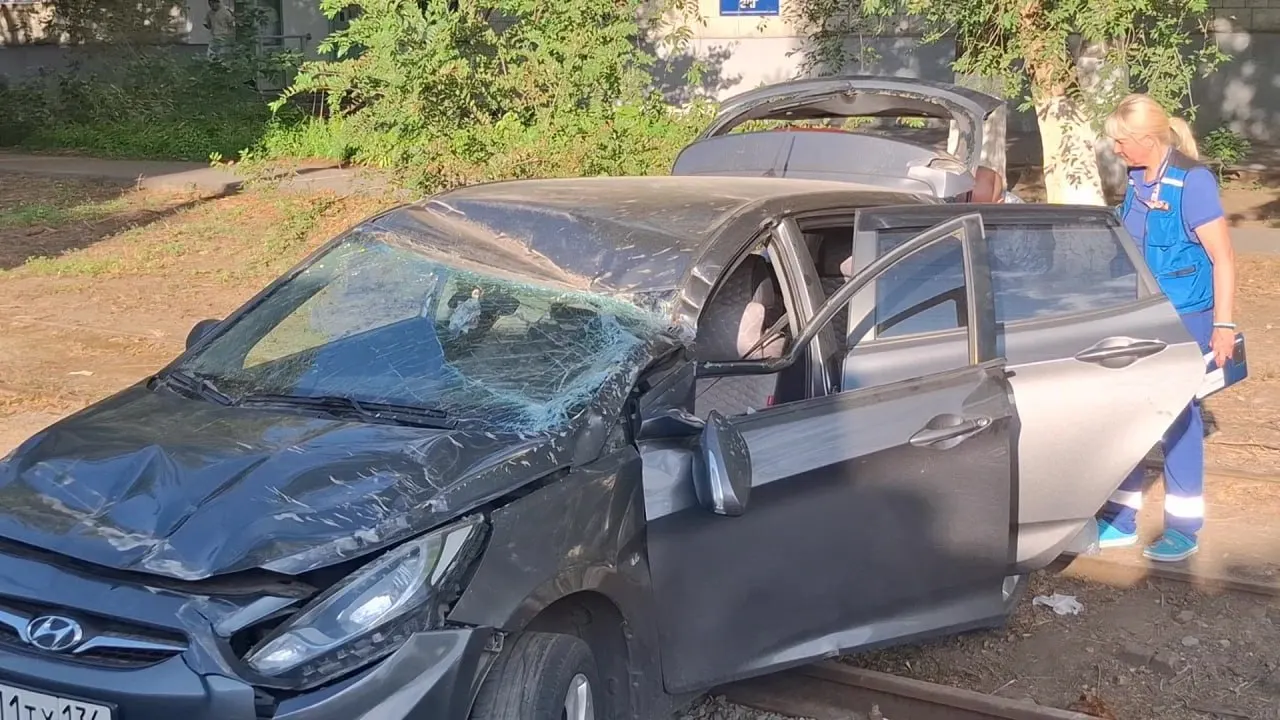 56-летний водитель Skoda Kodiaq не уступил дорогу Hyundai Solaris с женщиной за рулём, что спровоцировало ДТП; пострадавшие — женщина за рулём Hyundai и её 10-летний ребёнок — госпитализированы.