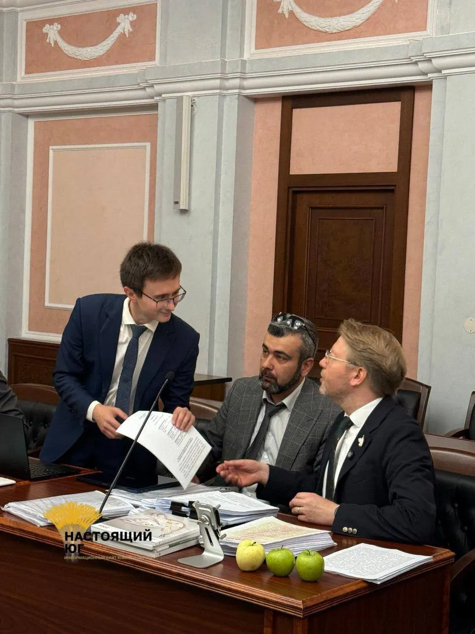 На слушании Верховного суда представитель ЦИК сообщил о нарушениях партии «Яблоко» в агитационной деятельности и авторских правах, включая спорную цитату и нарушение условий использования OpenAI; бюллетень может быть изменён после решения суда.