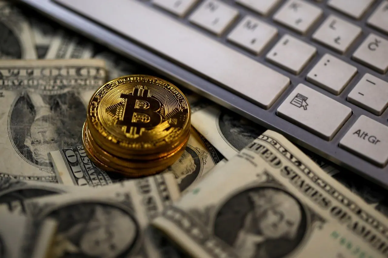 По данным расследования, Binance предоставляла сведения о клиентах правоохранительным органам в рамках дела о финансировании терроризма; материалы указывают на связь отдельных транзакций с государственными формированиями.