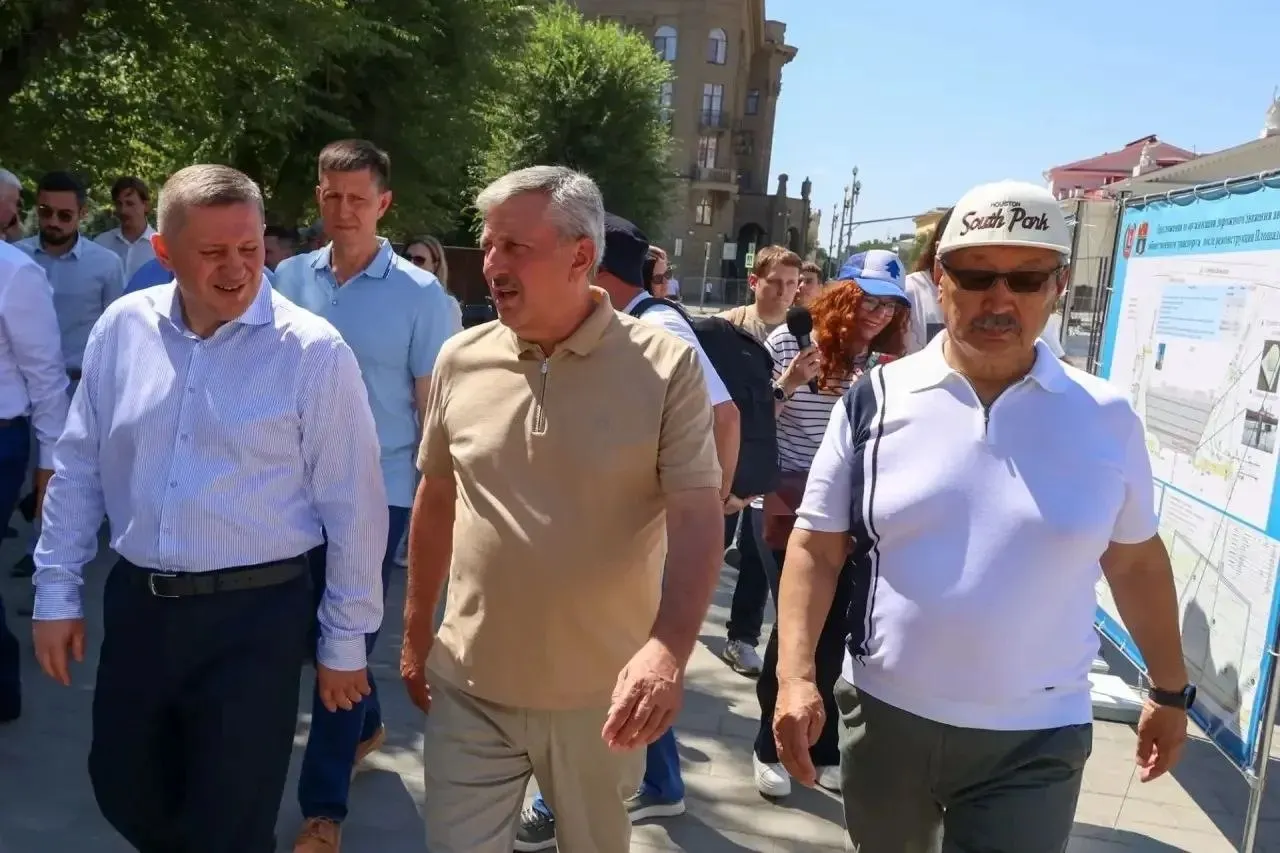 Сроки реконструкции двух площадей Волгограда перенесены на 1 сентября.