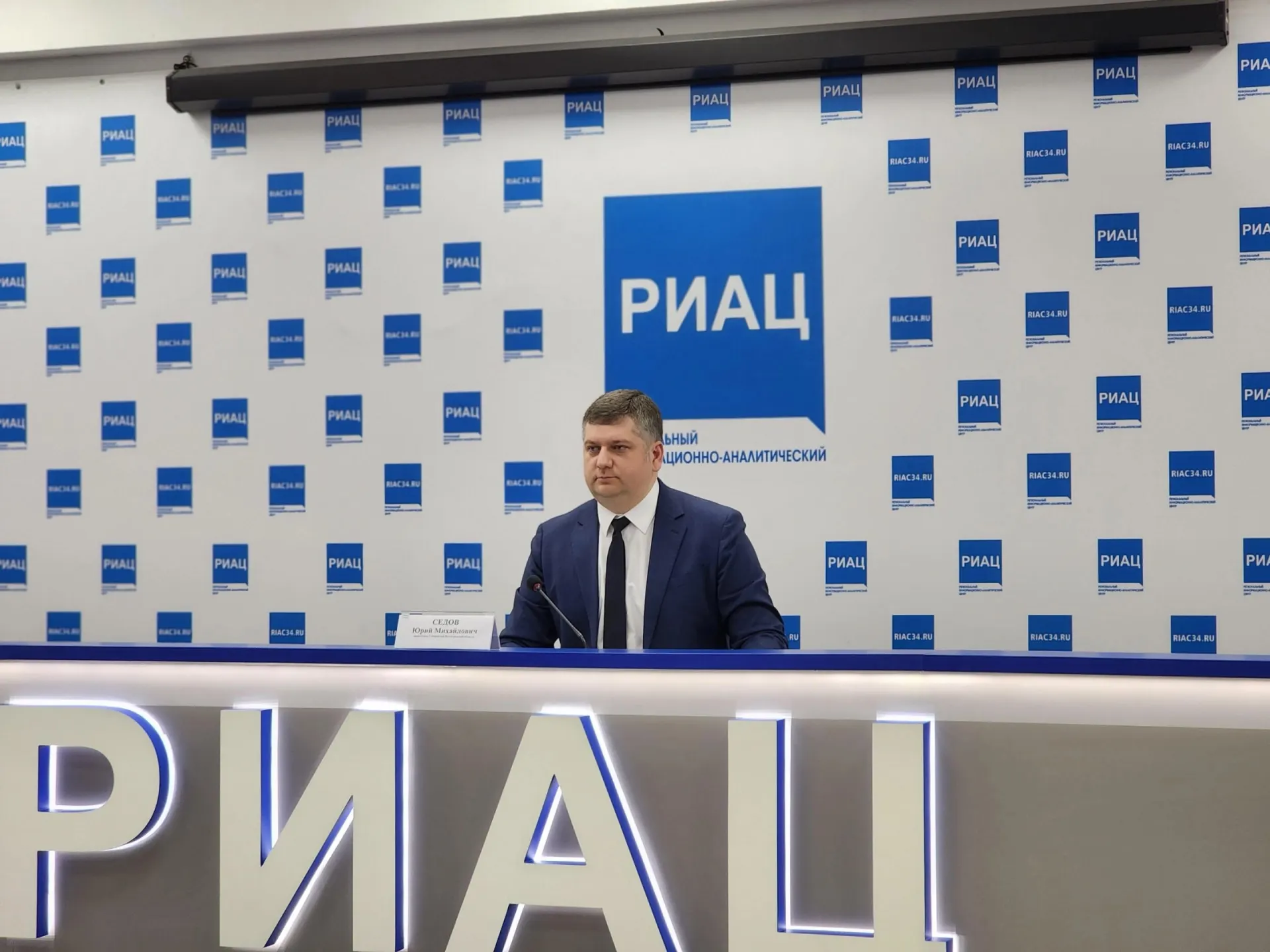 Расследование затрагивает вопросы в проектах поликлиники и реабилитационного центра в Волгоградской области и подчеркивает политическую окраску регионального управления.