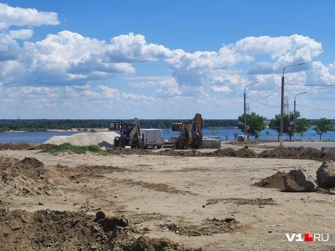 Администрация города заявила о размещении уличного освещения на новой платной парковке у начала улицы 7-й Гвардейской, но обновлённый асфальт менять не будут; для работ нужен отдельный контракт.