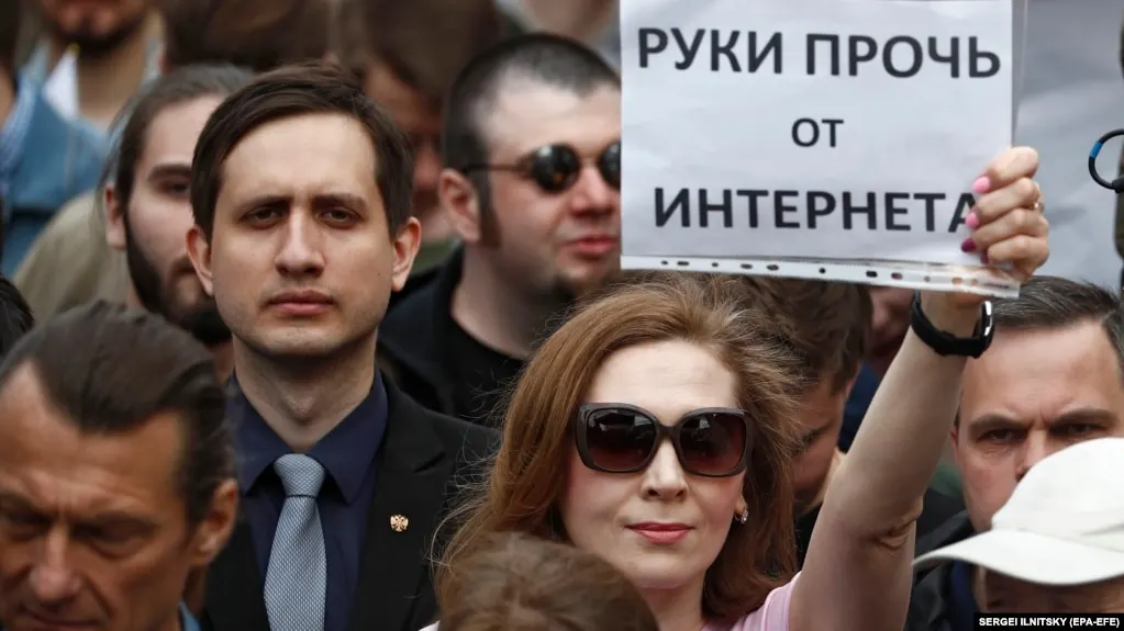 Регулятор расширил ограничения на VPN-сервисы, затронув десятки популярных хостингов. Эксперты предупреждают о росте цензуры и риске повторной блокировки обходных сервисов.