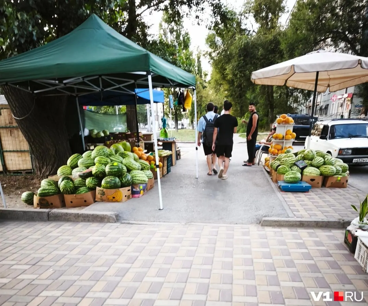 Горожане жалуются на сужение прохода; власти пообещали организовать плановый рейд и привлечь нарушителей к ответственности.