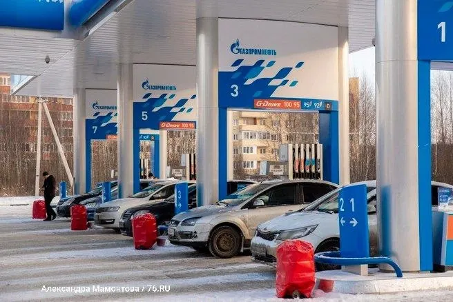 Газпромнефть отменяет лимиты на заправках в ряде регионов России, включая Москву и Ленобласть, с возможностью оплаты после заправки.