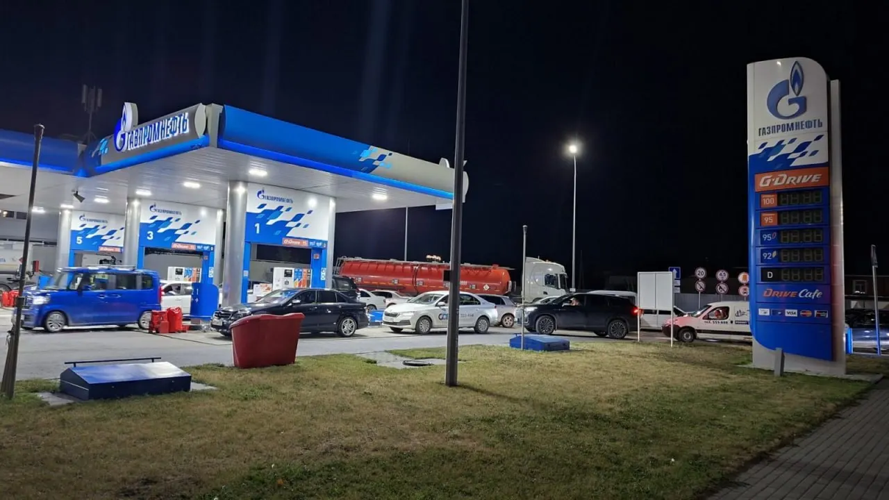 Резкий рост дел и предупреждений против нефтяных компаний и заправок совпадает с ухудшением ситуации на уровне заправок по всей стране; ситуация особенно напряжена в нескольких регионах.