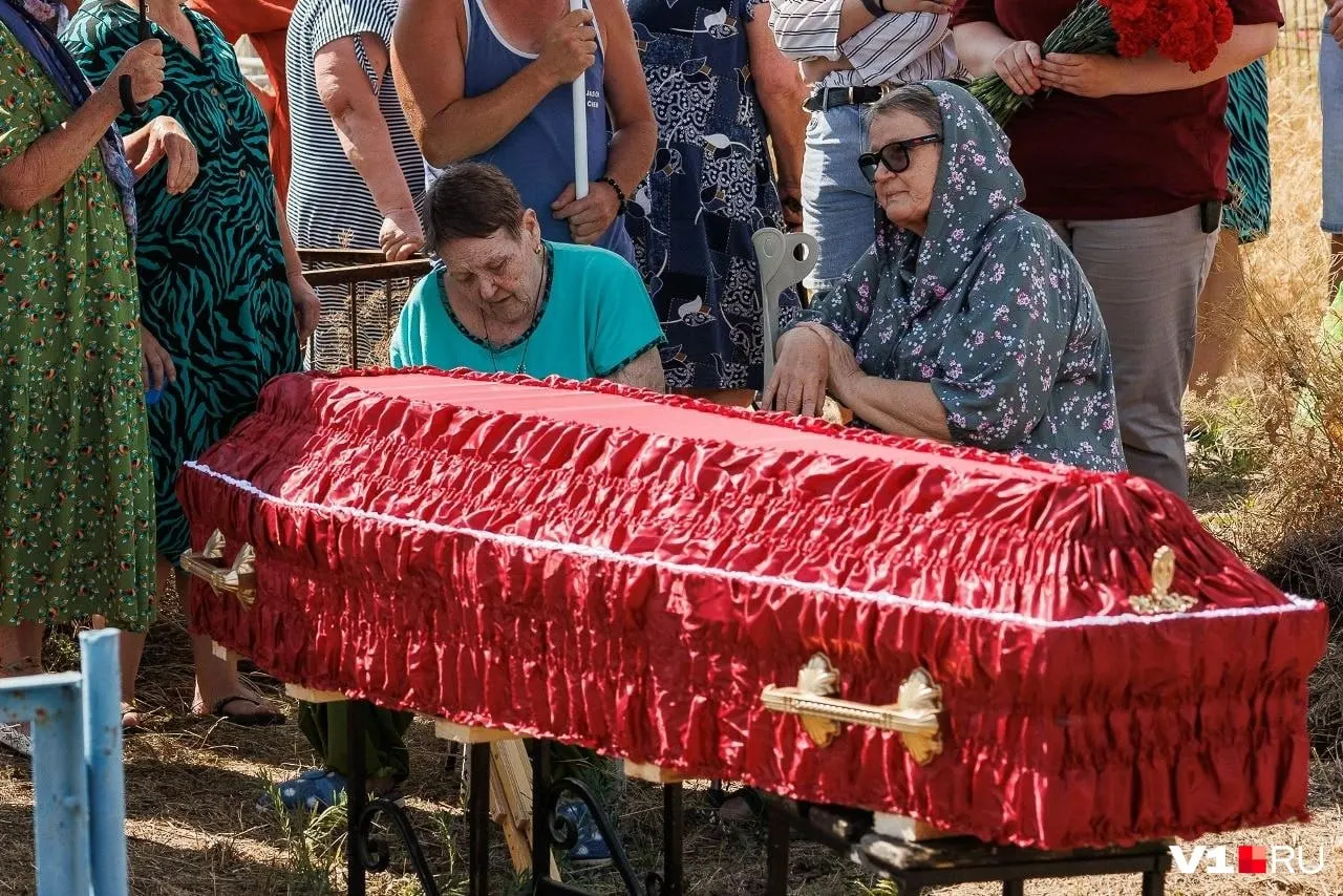 Родственники жалуются на затягивание оформления обещанных выплат: их направляют из одного ведомства в другое, а деньги пока не перечислены.