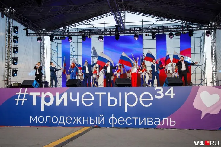 Две контракты на оформление города под фестиваль и праздник города оцениваются почти в 5 миллионов рублей.
