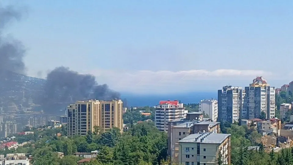 Побережье Ялты подверглось атаке беспилотников; возгорание зафиксировано в здании у набережной, власти призвали жителей к эвакуации. Официальных данных о ранениях пока нет.