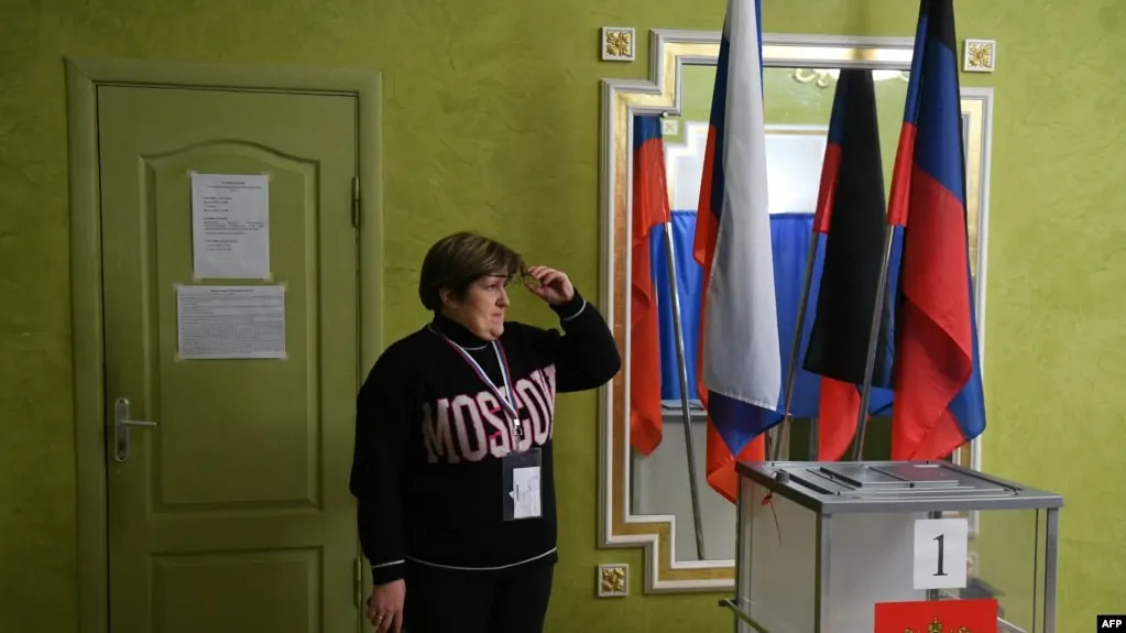 Сообщения о принуждении к голосованию через ДЭГ, смене участков и поддержке конкретных кандидатов поступают из Башкортостана, Омской области, Новгородской области и других регионов.