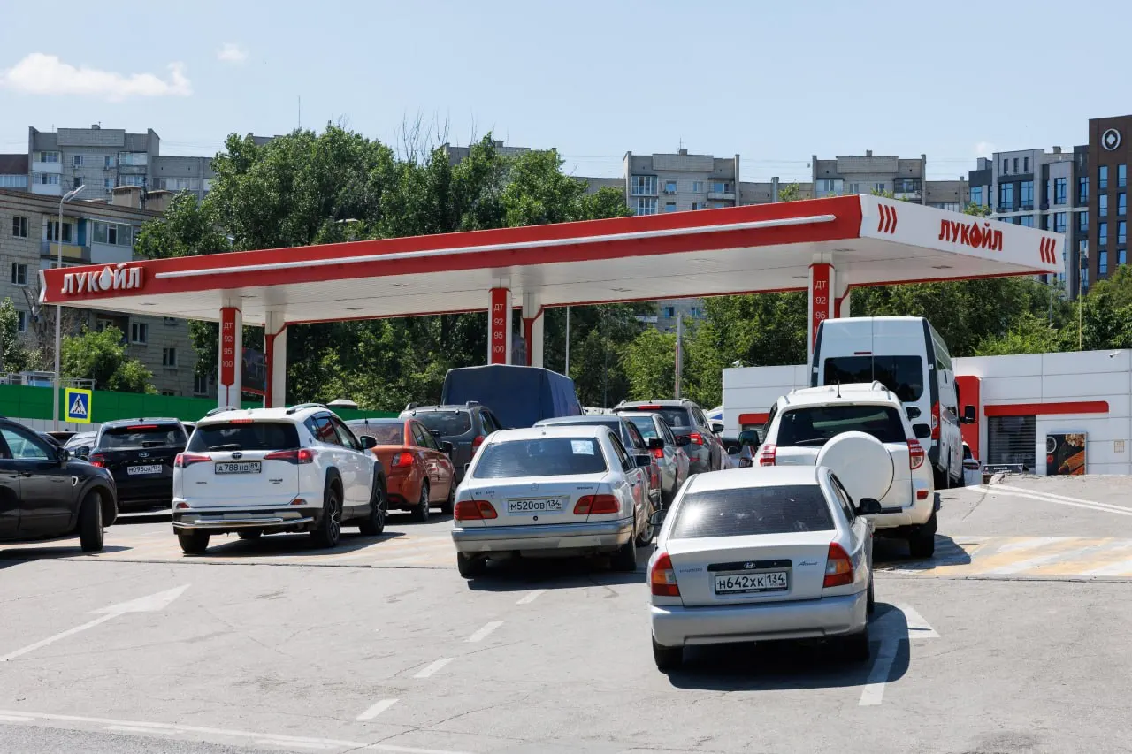 В Волгограде продолжаются очереди на заправках в День города: нехватка топлива, рост цен и поиски свободной заправки.