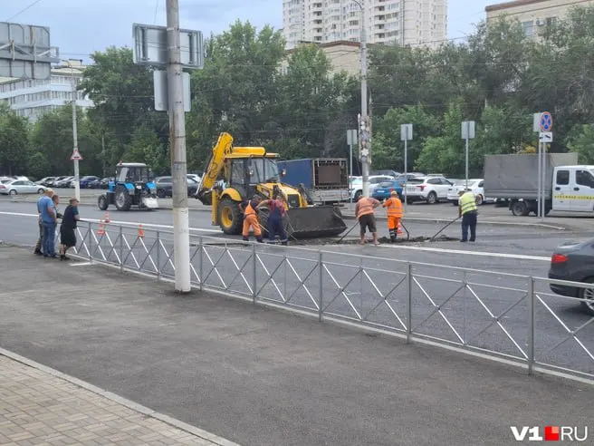 На реконструируемом участке улицы 7-й Гвардейской бригады в Центральном районе продолжаются работы по укладке асфальта возле разворотного кольца, примыкающего к путям. Две полосы перекрыты, рабочие сообщают разные версии о составе нового покрытия.