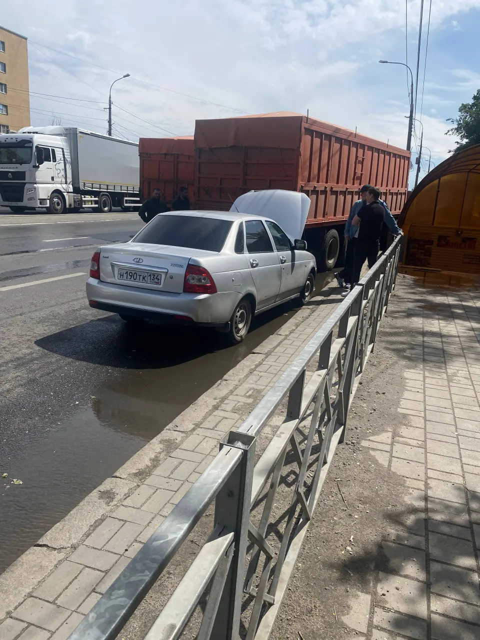 Прицеп отцепился во время движения и врезался в три автомобиля в районе СХИ. Пострадавших нет.