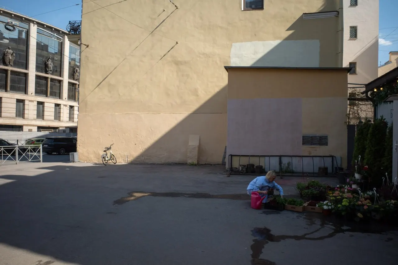 В Петербурге отменили фестиваль, планируют благоустройство сквера и арестовали мужчину; в международной повестке — удар по Старобельску, падение беспилотника в Латвии и внесение книги в список экстремистских материалов.