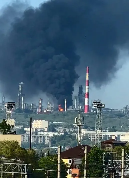 В результате ночных атак беспилотников в Сызрани погибли два человека; в Белгородской области пострадали три человека. Власти сообщают о пожаре на местном НПЗ и о перехватах ПВО.