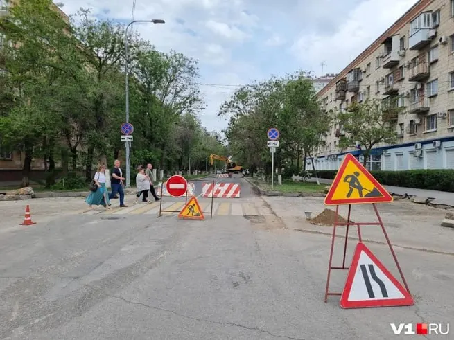 На Советской в центре города техника вскрывает недавно уложенный асфальт — в ближайшие выходные планируют заменить прогнивший участок магистрального теплопровода.