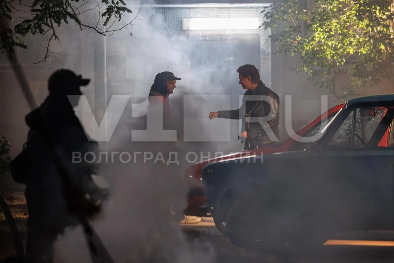 Во дворе дома на улице Дружбы в Волжском работала съёмочная группа: детская площадка была занята, а соседи наблюдали с лавочек, деревьев и балконов. В главной роли — Никита Кологривый.