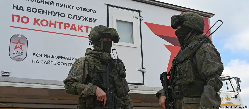 Парламент принял закон, запрещающий выдворять из России иностранцев, служащих по контракту в армии, и сохранять за ними право на ВНЖ; отдельно одобрен закон о возможности ареста имущества граждан, уехавших из страны, для обеспечения уплаты штрафов.
