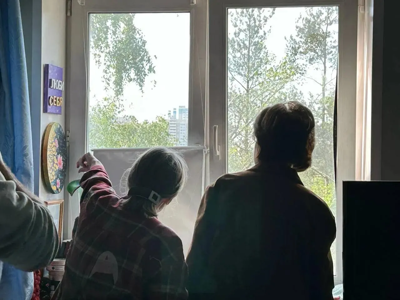 В Московской области беспилотник врезался в частный дом в Химках — погибла женщина, ещё один человек госпитализирован. Ещё один дрон попал в многоквартирный дом, в результате пожара повреждены квартиры. По ночи по всей стране были сбиты 555 БПЛА.