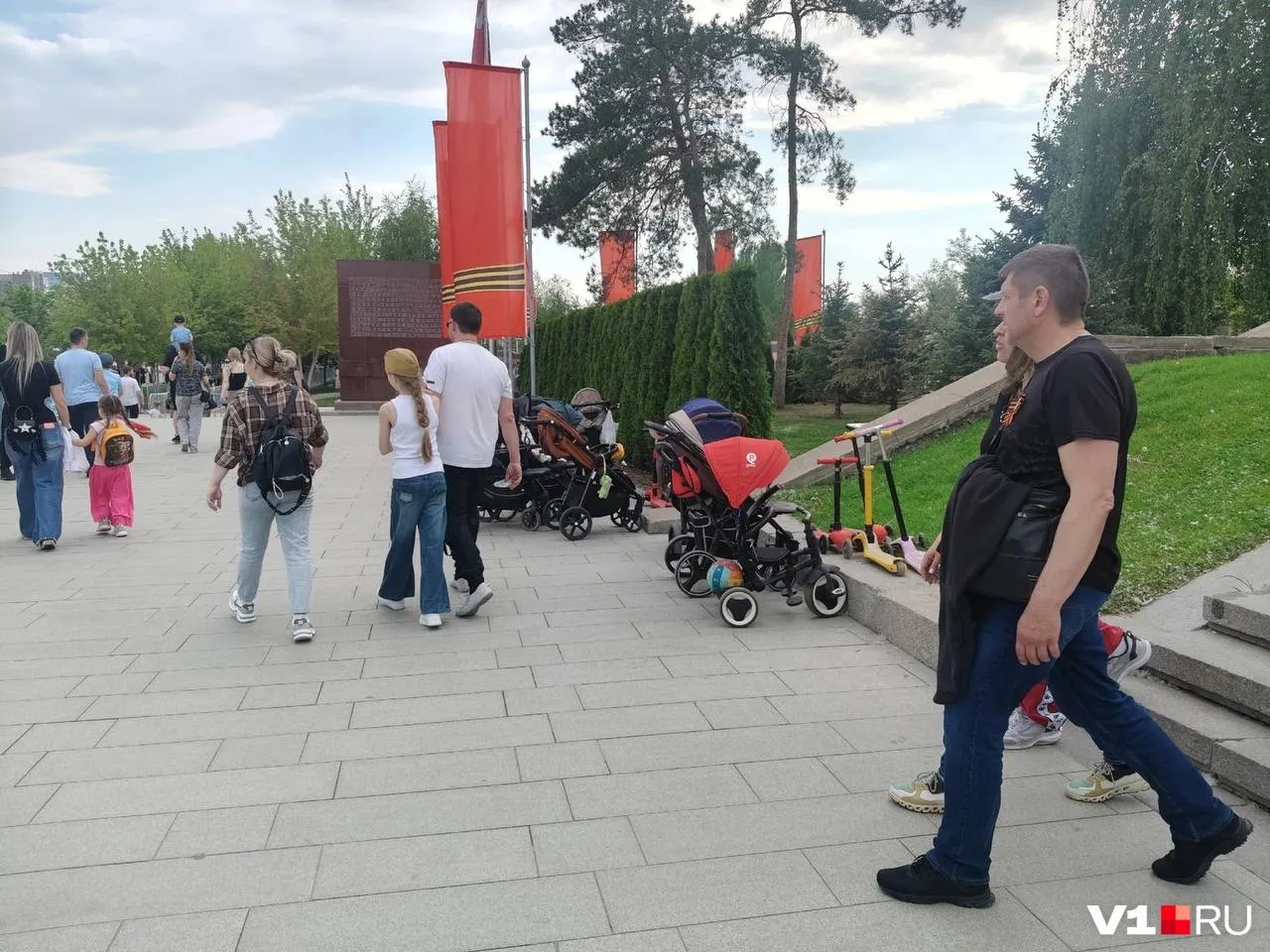 Возле входа на Мамаев курган организовали место для оставления колясок и самокатов — внутрь с транспортом не пускают.
