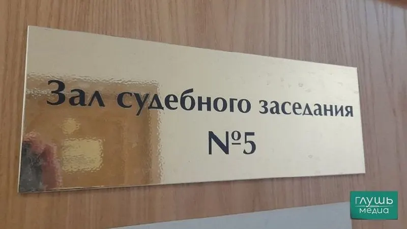 Верховный суд РФ предлагает снизить требования к квалификации секретарей судебных заседаний — допускать к должности не только юристов с высшим образованием, но и студентов юридических факультетов.