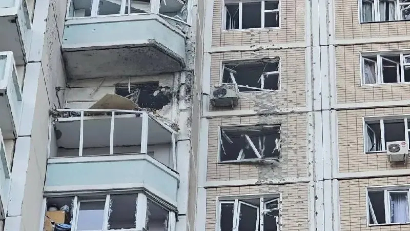 За ночь и утро по Москве и ряду регионов было выпущено свыше сотни беспилотников. Власти сообщают о погибших, раненых и перебоях в работе инфраструктуры.