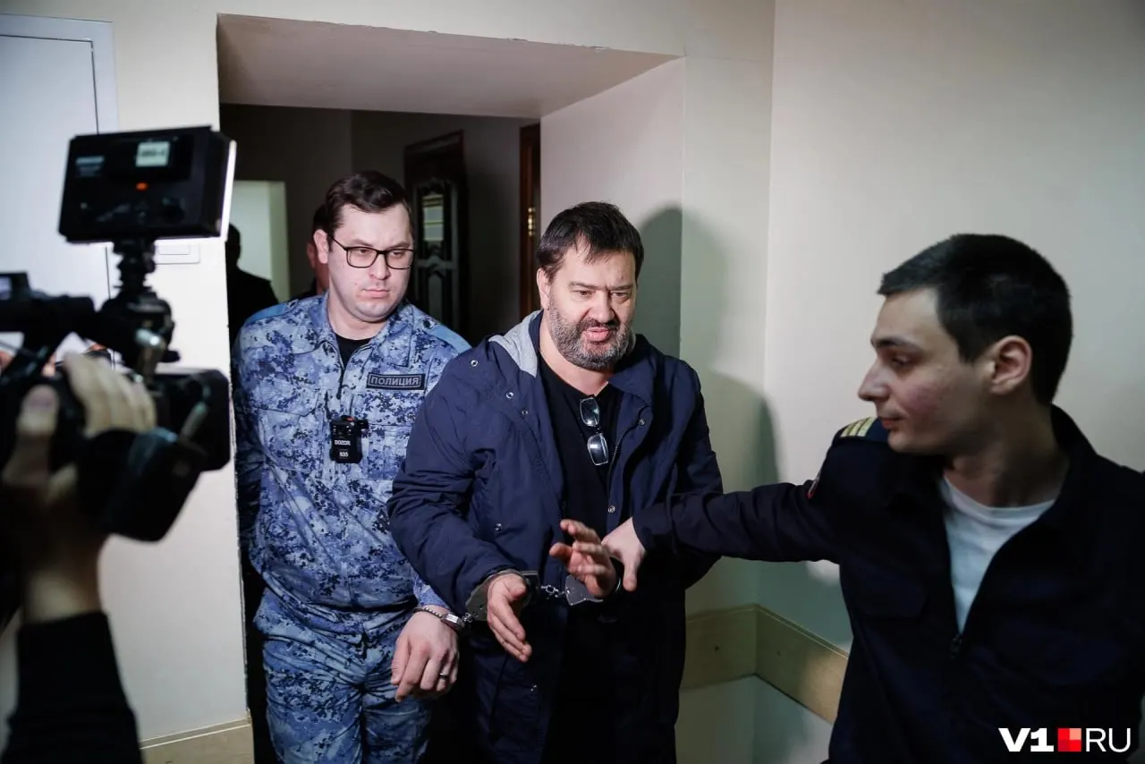Суд заменил меру пресечения Алексею Серовому: вместо домашнего ареста ему назначен запрет определённых действий — в том числе общаться с участниками дела и пользоваться связью.