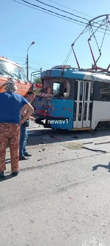 По данным полиции, водитель КамАЗа не уступил дорогу трамваю, в результате столкновения пострадали водитель грузовика и пассажир трамвая.