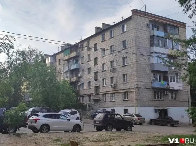 Соседи сообщили о пропаже 71‑летнего Евгения Хомякова: службы не смогли войти в квартиру из‑за отсутствия ключей, родственники настаивают на проверке и ждут выезда участкового.