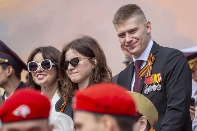 На 9 мая у сына действующего губернатора Волгоградской области на параде заметили несколько боевых наград — официальных данных о службе и причинах награждений в публичном доступе нет.