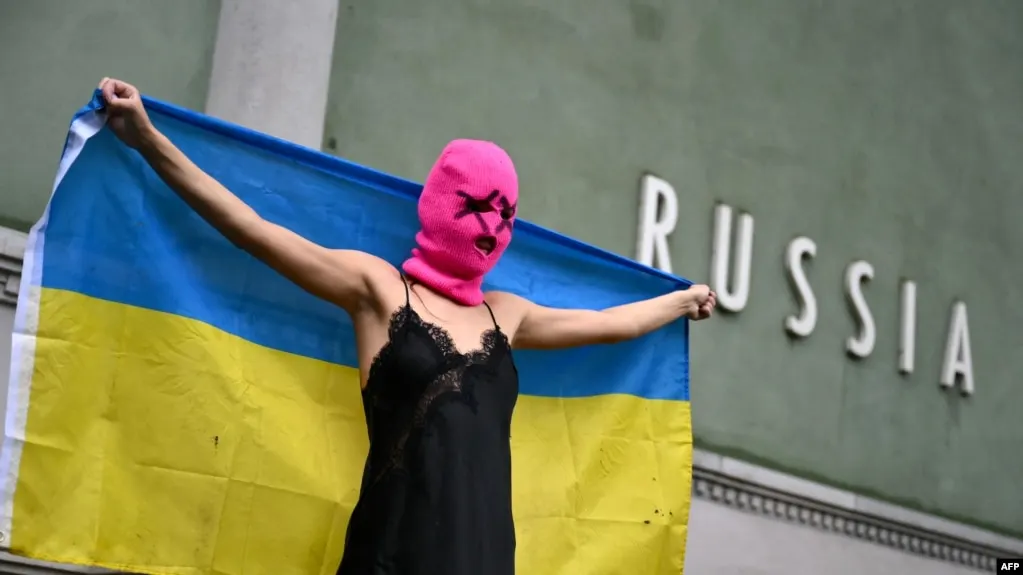 В обновлённом перечне Росфинмониторинга панк‑группа Pussy Riot указана как террористическая и экстремистская организация. Ранее коллектив признали «экстремистским», а против ряда участниц возбуждены уголовные дела и вынесены заочные приговоры.