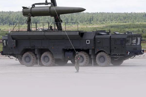 Российское военное ведомство сообщило о переброске боеприпасов и оперативно‑тактических ракетных комплексов «Искандер» в полевые пункты в Беларуси в ходе запланированных ядерных учений.