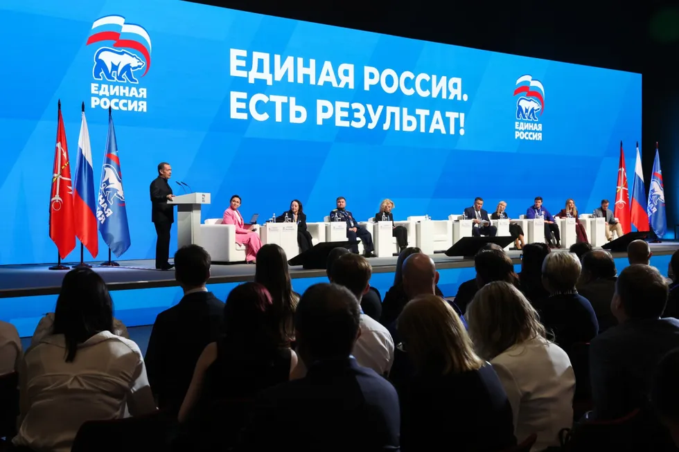 Политический блок АП дал указание государственным и лояльным изданиям избегать слова «запрет» в заголовках и переводить повестку в «позитивное» русло, акцентируя инициативы «единороссов». Решение связано с предстоящими выборами и желанием уменьшить негативный фон.