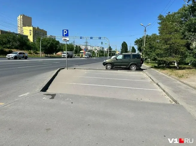 Жители Советского района обнаружили свежие знаки и разметку у парковочных карманов, закрытых тротуаром и высокими бордюрами — заехать на них невозможно.