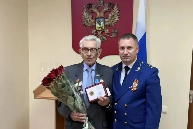 Несколько примеров, как люди добивались справедливости — от присвоения почётного статуса 93‑летнему пенсионеру до выплат семьям и ремонта коммунальных сетей.