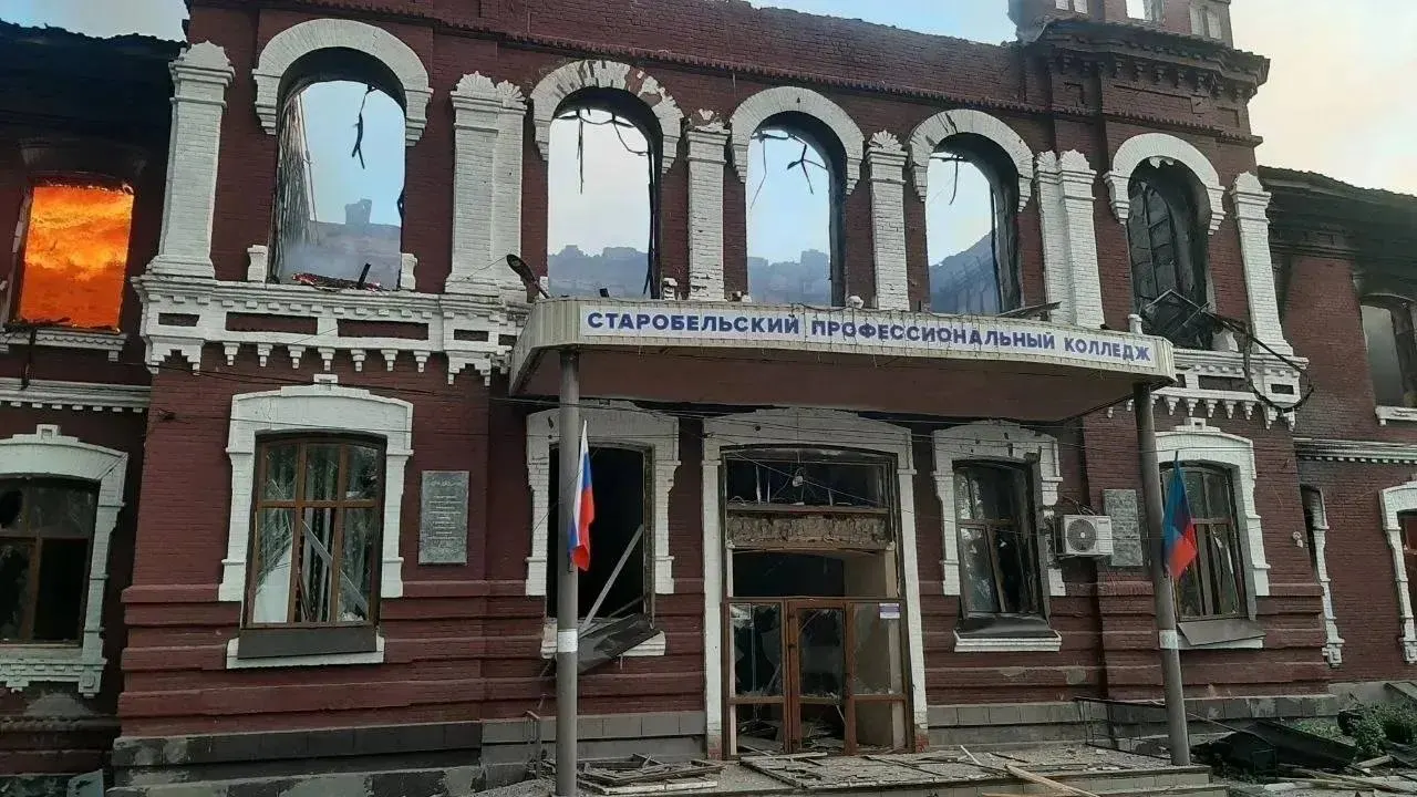 Ночью 22 мая в результате удара по общежитию профессионального колледжа в Старобельске погибли 6 человек, ещё 15 числятся пропавшими, 39 получили ранения — большинство пострадавших — подростки.
