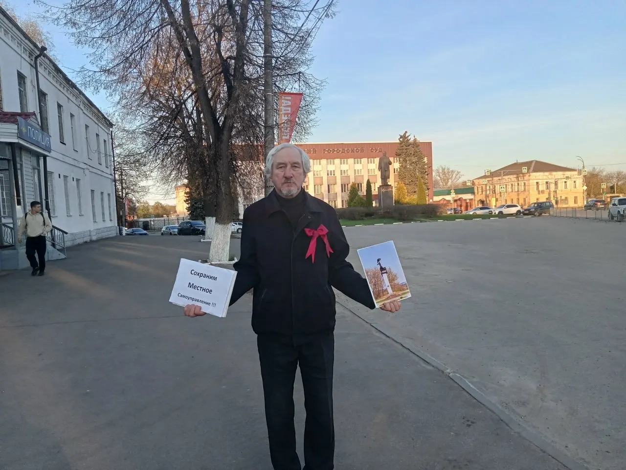Суд признал виновным Юрия Саенко по ч. 2 ст. 20.2 КоАП за одиночный пикет 1 мая; мера наказания не раскрыта. Ранее его штрафовали и вызывали в полицию на фоне реформы местного самоуправления во Владимирской области.