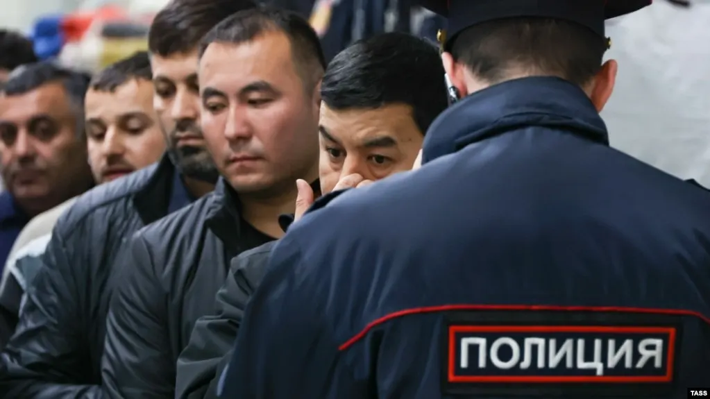 Проект расширяет перечень правонарушений, за которые мигрантов могут выдворять из России — список вырастет до 58 статей и охватит, в том числе, участие в несанкционированных митингах, дискредитацию вооружённых сил и призывы к санкциям.