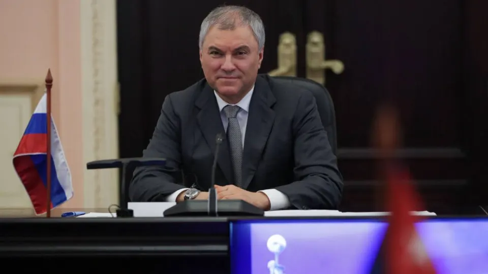 Председатель Госдумы заявил, что использование западного оружия и спутниковых технологий против гражданских объектов может вынудить Россию применить «оружие, которое не оставит следа». Ранее произошёл удар по оккупированному Старобельску, после которого последовали ответные удары по Киеву.