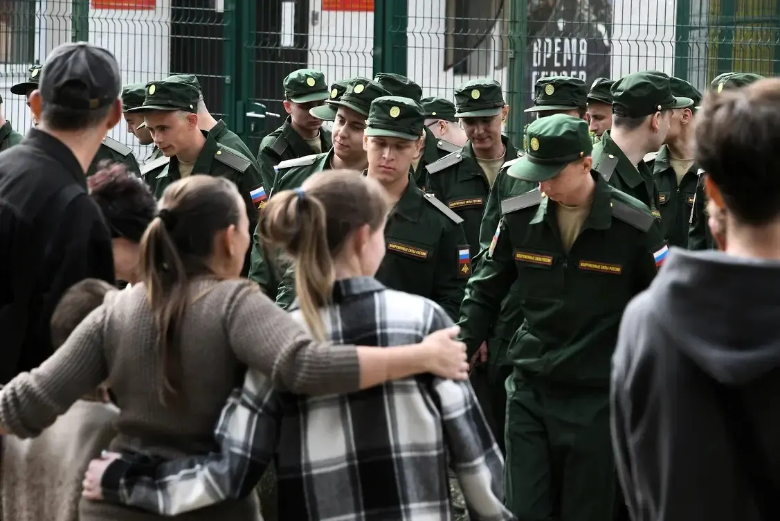 Группа женщин оспаривает поправки, лишившие права на выплаты тех, у кого не было общего несовершеннолетнего ребёнка с погибшим; первый иск уже направлен в Верховный суд.