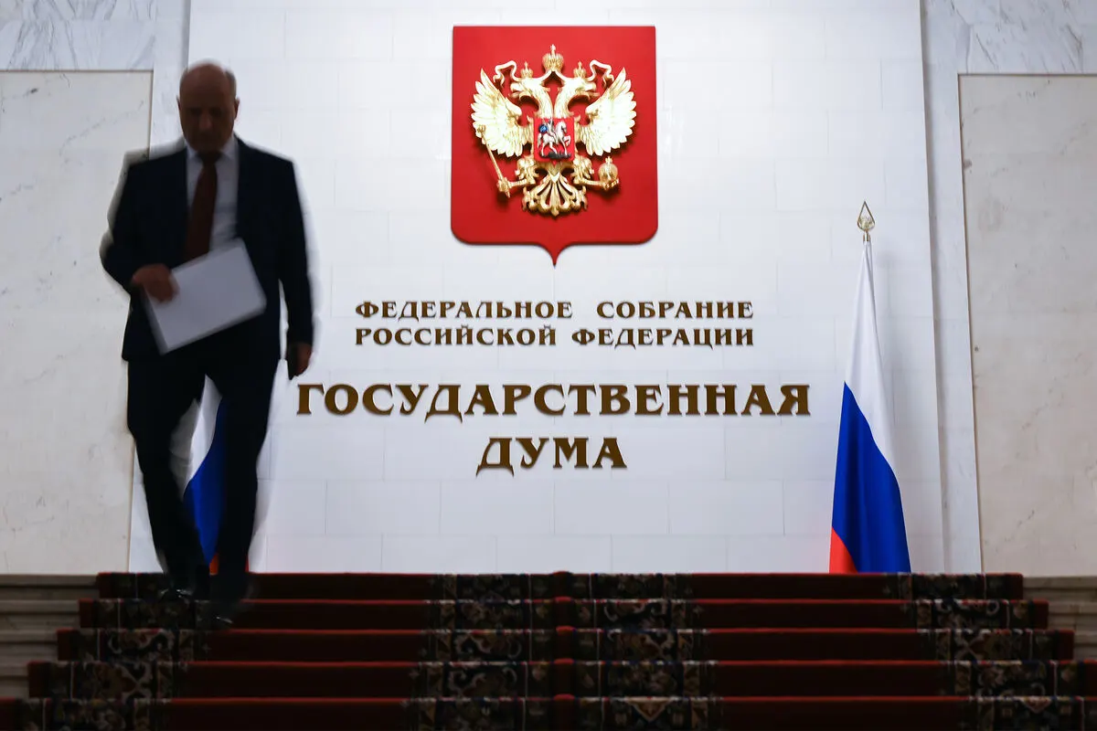 Законопроект, внесённый в 2024 году и прошедший первое чтение в мае 2025-го, предлагает закрытый перечень нарушений, за которые можно арестовывать имущество граждан, находящихся за границей.