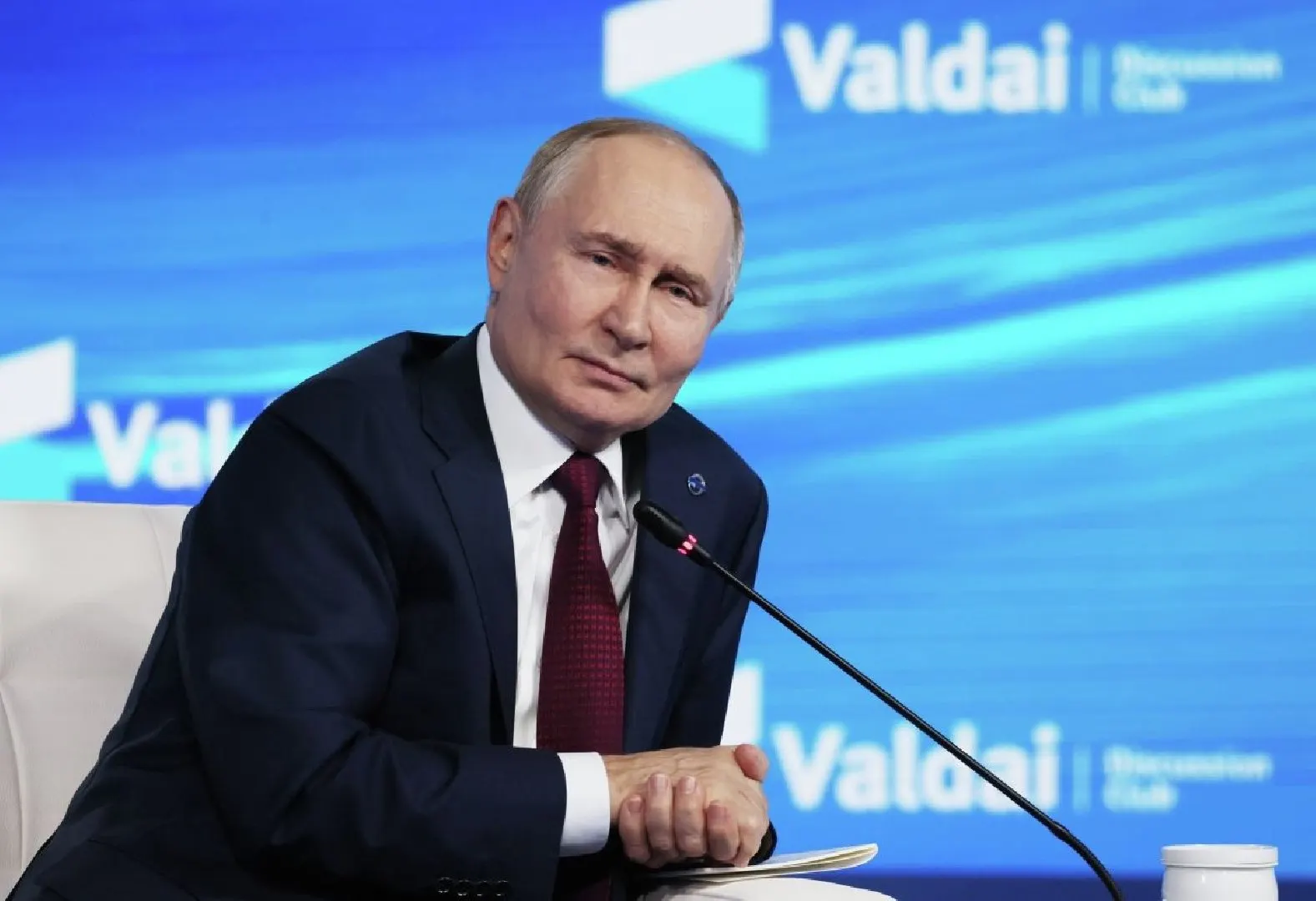 Международный уголовный суд постановил, что страны, ратифицировавшие Римский статут, при приглашении Владимира Путина на переговоры обязаны исполнить выданный ордер на арест, за исключением случаев, когда встреча организована под эгидой ООН или приостановка преследования утверждена резолюцией Совбеза ООН по Главе VII.