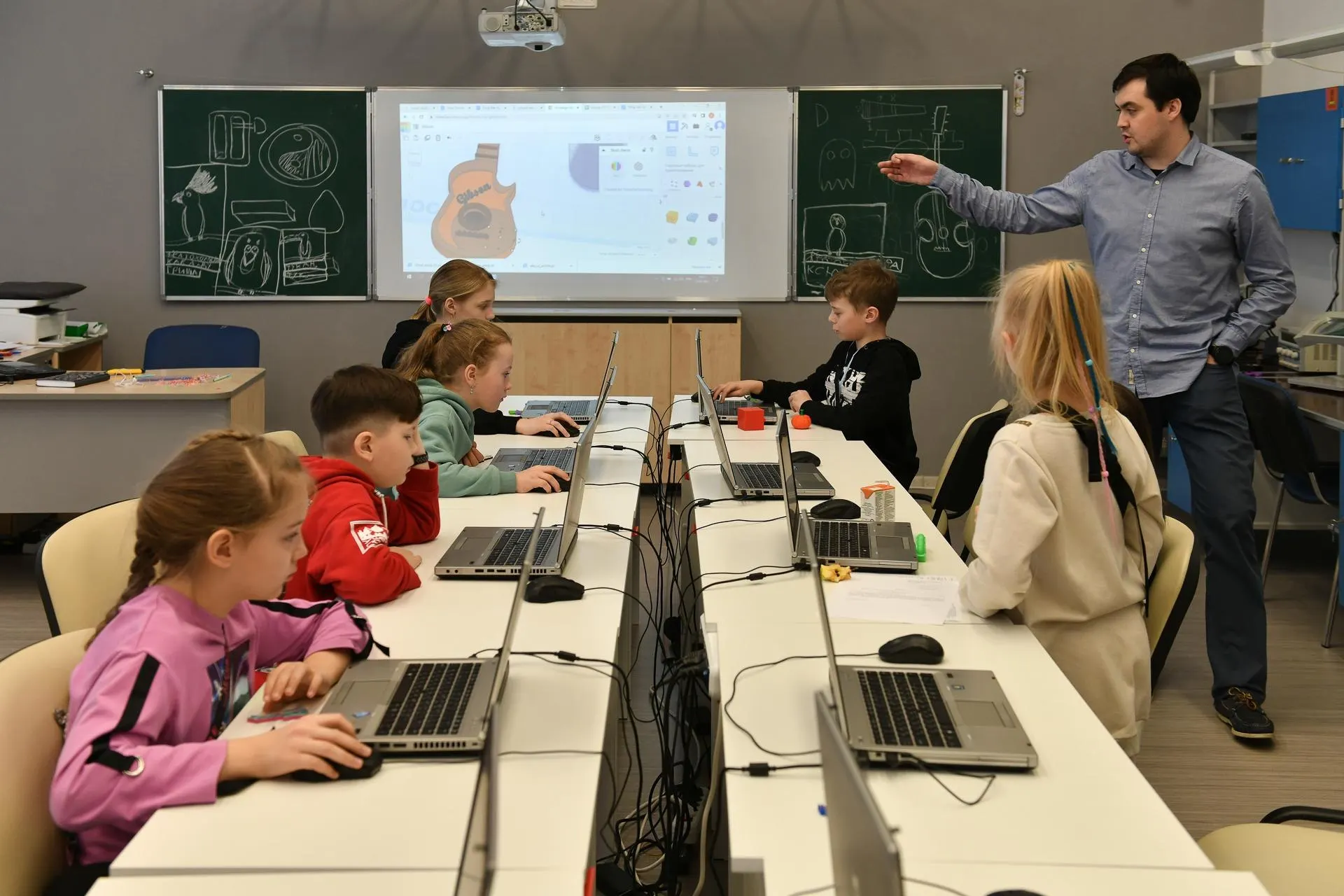 По поручению президента систему образования приведут в соответствие с цифровыми реалиями: в школьные программы добавят курсы по ИИ, а часть учебных материалов будут генерировать нейросети. Эксперты предупреждают о рисках для критического мышления учащихся.