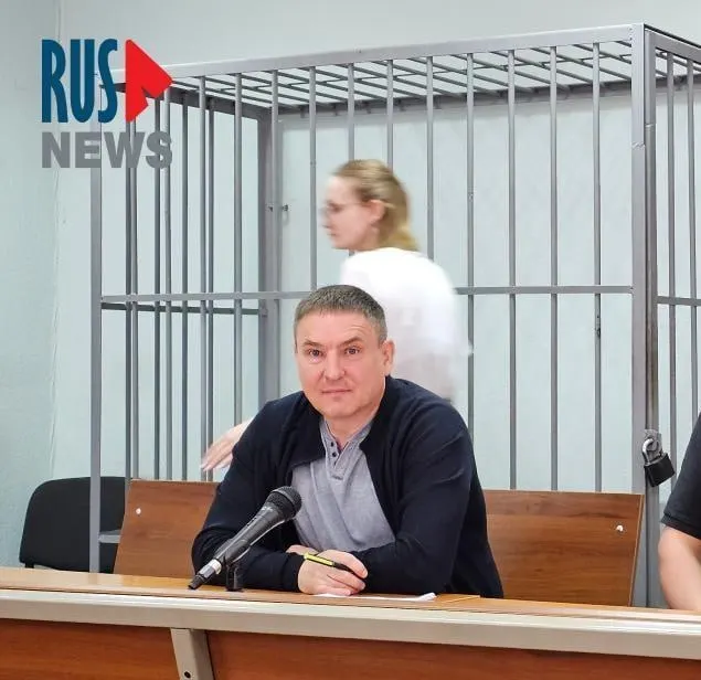 Суд подтвердил, что в карцерах выдаются бумага и ручка не более полутора часов в сутки, из‑за чего затруднена подготовка к защите; иск против Минюста подал правозащитник Алексей Соколов.