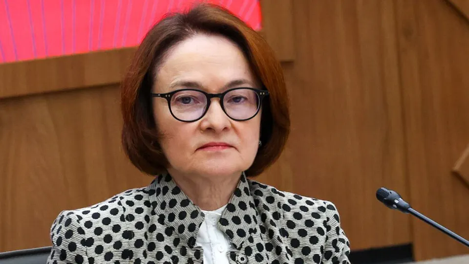 Председатель Банка России вернётся в публичное поле на традиционной пресс‑конференции по итогам заседания совета директоров по ключевой ставке. Её длительное отсутствие вызывало слухи об отставке и усилило дискуссию о влиянии бюджетных рисков на монетарную политику.