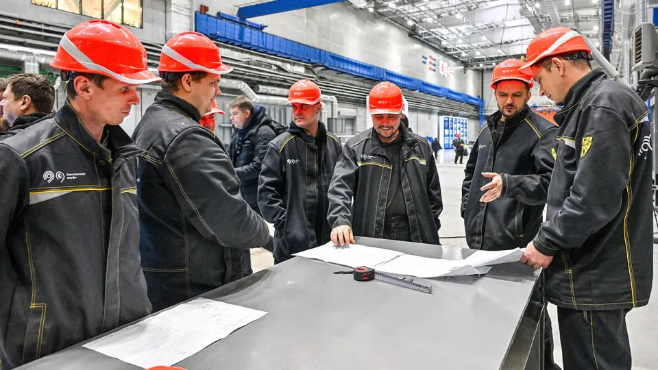 Опрос показал, что 38% работающих россиян вынуждены перерабатывать в среднем по семь часов в неделю, при этом значительная часть не получает полной компенсации.
