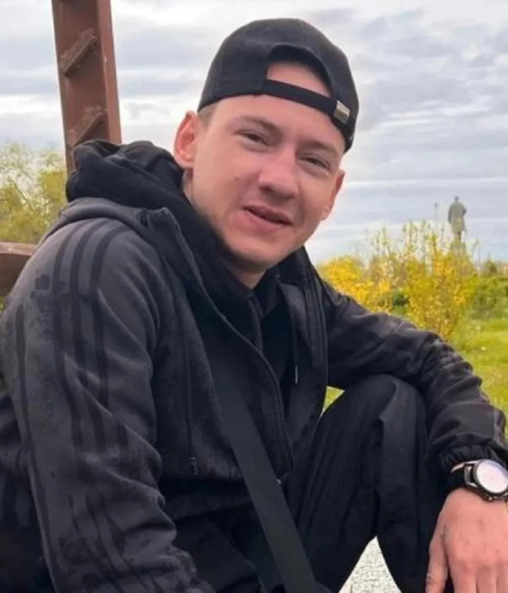 Молодой человек вышел из дома 4 июня и перестал выходить на связь. Его тело обнаружили рыбаки на берегу Волги; на теле — признаки удушения, поиски прекращены.