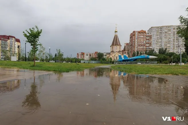 Во втором этапе благоустройства парка в Дзержинском районе освоено не менее 115 млн рублей, но при каждом дожде аллеи, площадки и дорожки превращаются в лужи; жители жалуются, а городская администрация отчитывается о «успехах», но проблему не устраняет.
