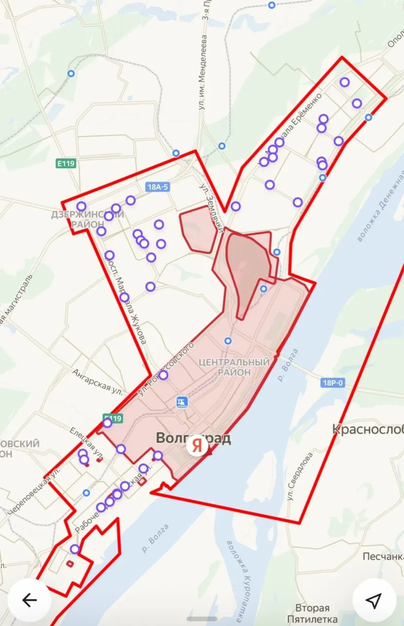 В историческом центре Волгограда ввели зону полного запрета для электросамокатов. Общественный деятель рассказал, как столкнулся с ограничением доступа и отметил, что полный запрет вызывает вопросы безопасности и рациональности.
