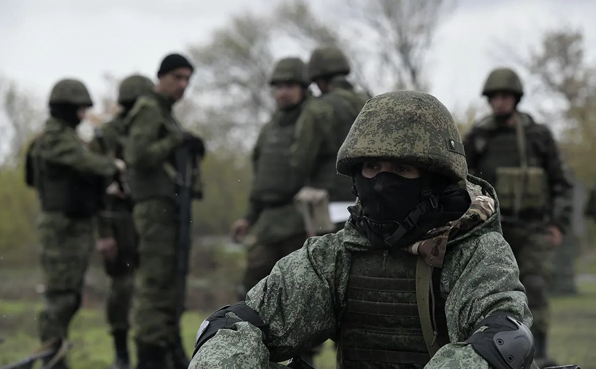 Собеседники и аналитики отмечают преимущество Украины в применении дронов и в нарушении цепочек поставок; российская промышленность приближается к пределу возможностей, и без масштабной мобилизации ситуация вряд ли изменится.